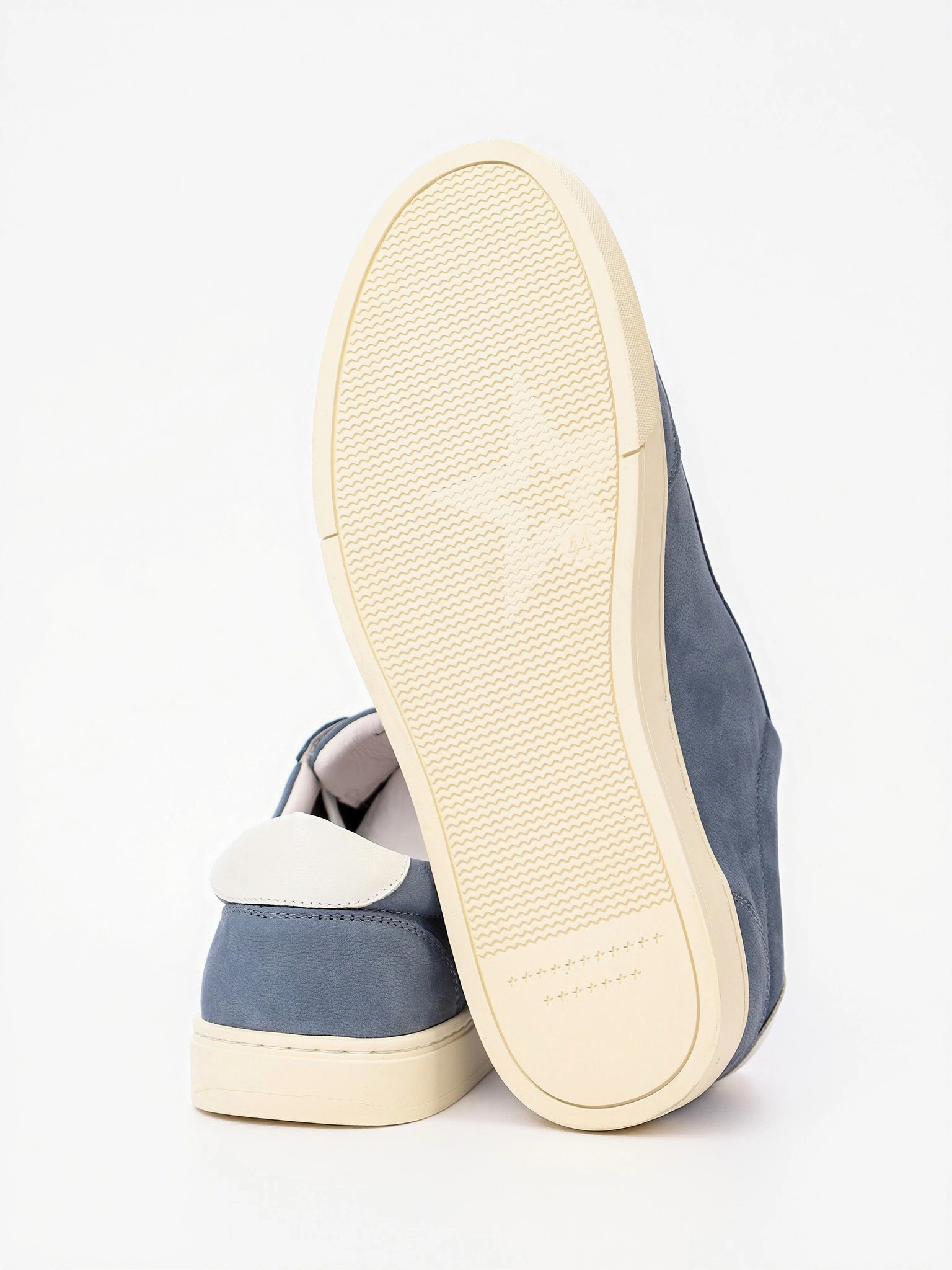 Кеды синего цвета на низкой подошве